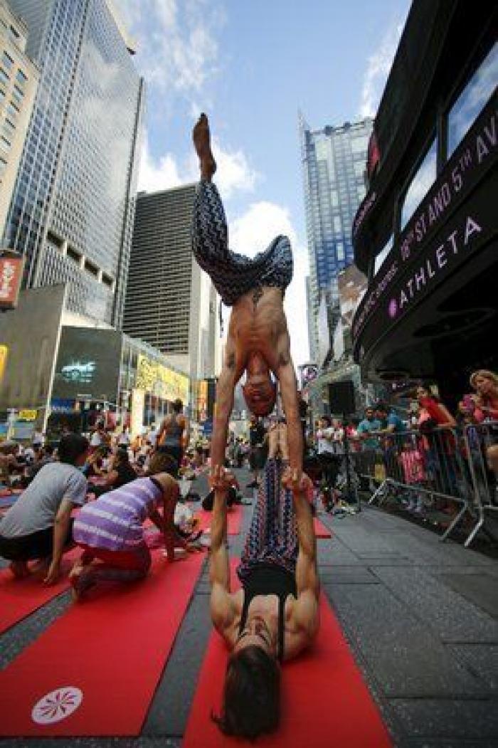 El Día del Yoga cita a multitudes en todo el mundo (FOTOS)