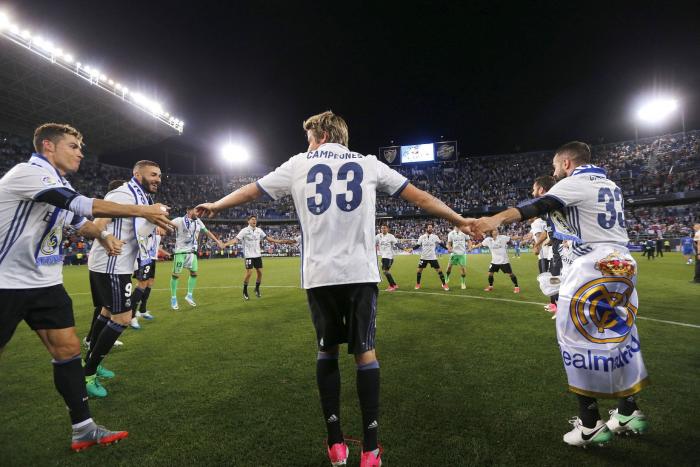 Keylor Navas se rapa la cabeza por los niños que luchan contra el cáncer
