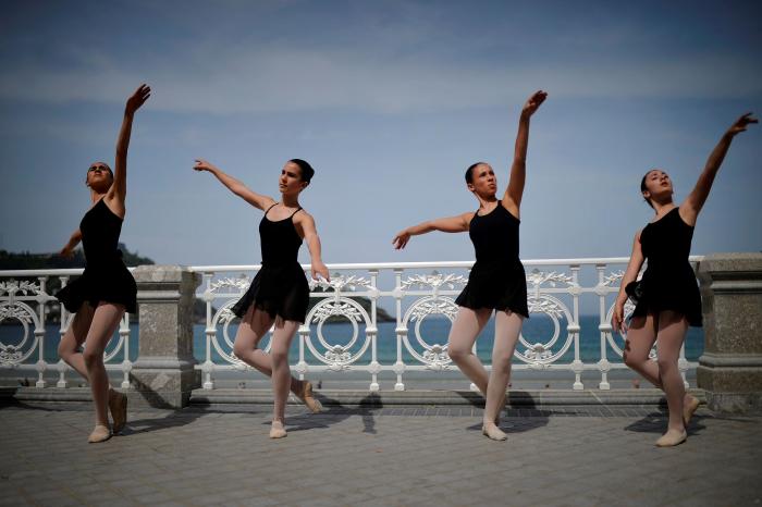 Un niño nigeriano se hace viral bailando bajo la lluvia y consigue una beca en Nueva York