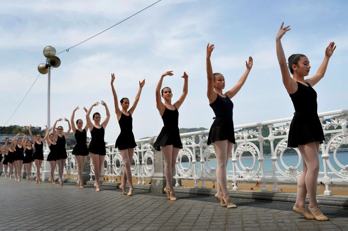 Un niño nigeriano se hace viral bailando bajo la lluvia y consigue una beca en Nueva York