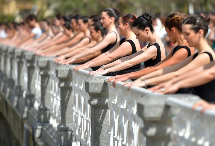 Un niño nigeriano se hace viral bailando bajo la lluvia y consigue una beca en Nueva York