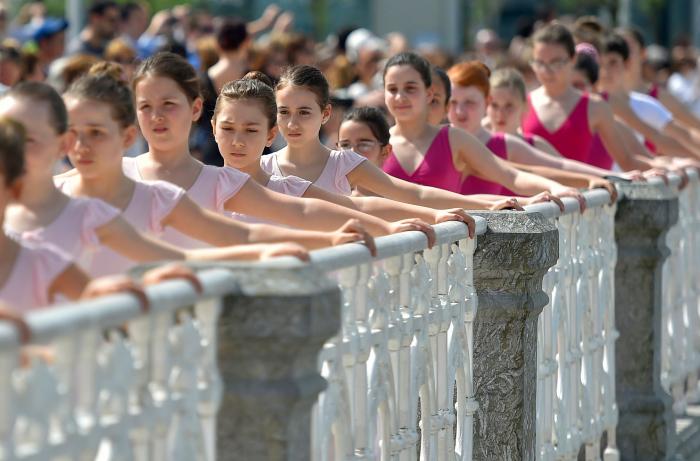 Un niño nigeriano se hace viral bailando bajo la lluvia y consigue una beca en Nueva York