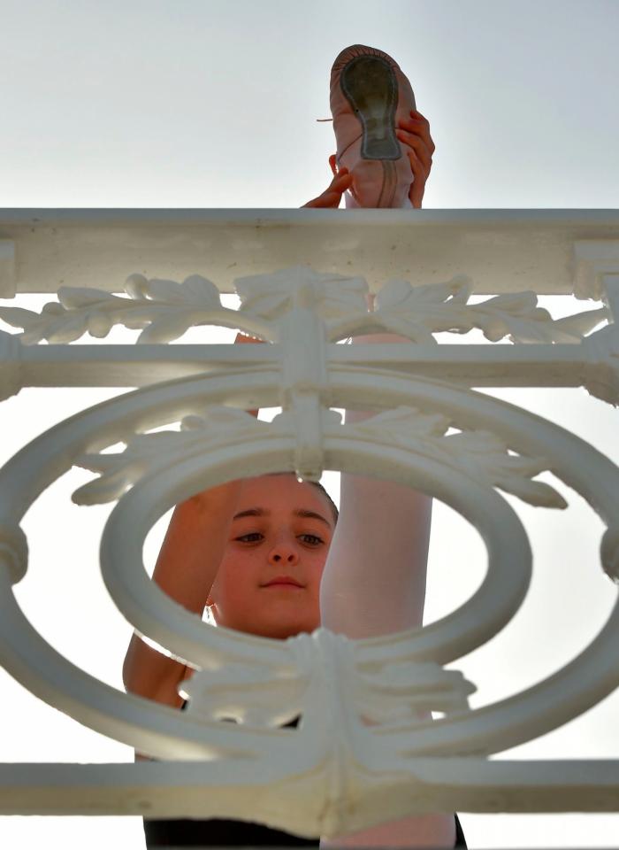 Un niño nigeriano se hace viral bailando bajo la lluvia y consigue una beca en Nueva York