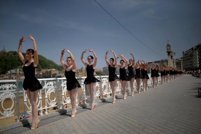 Un niño nigeriano se hace viral bailando bajo la lluvia y consigue una beca en Nueva York