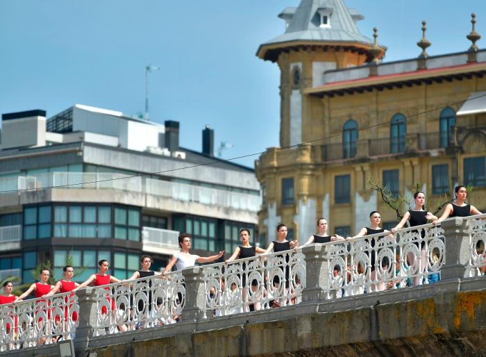 Un niño nigeriano se hace viral bailando bajo la lluvia y consigue una beca en Nueva York