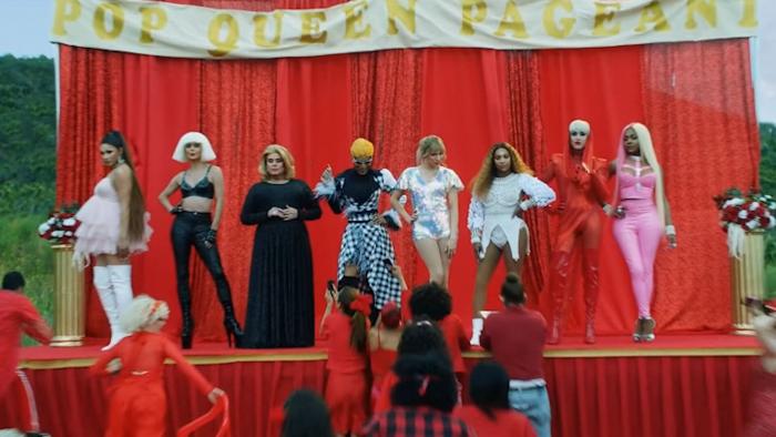 John Travolta la lía en directo en los MTV VMA al confundir a Taylor Swift con una 'drag queen'