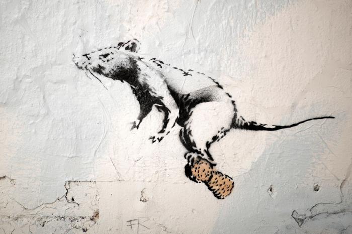 Un centro de arte crea un árbol de Navidad inspirado en la obra destruida de Banksy