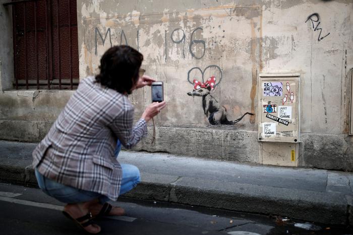 Un centro de arte crea un árbol de Navidad inspirado en la obra destruida de Banksy