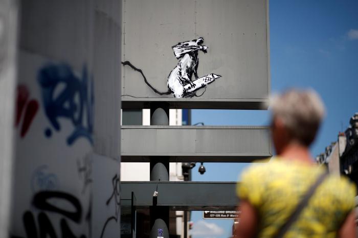 Un centro de arte crea un árbol de Navidad inspirado en la obra destruida de Banksy