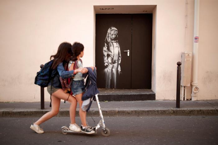 Un centro de arte crea un árbol de Navidad inspirado en la obra destruida de Banksy