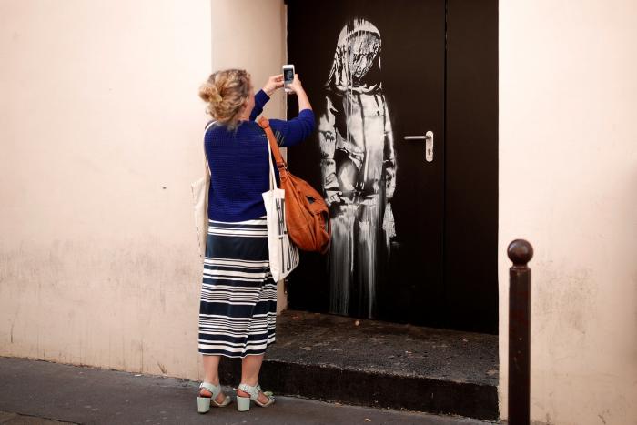 Un centro de arte crea un árbol de Navidad inspirado en la obra destruida de Banksy