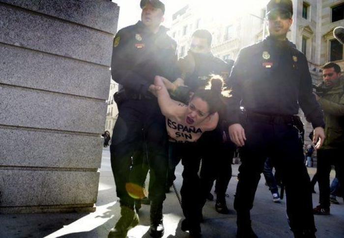 Femen protesta frente al Congreso contra la 'Ley Mordaza' (FOTOS)