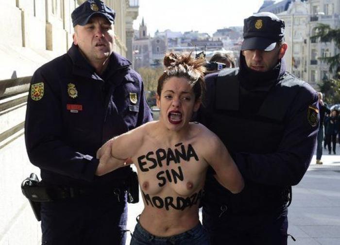 Femen protesta frente al Congreso contra la 'Ley Mordaza' (FOTOS)