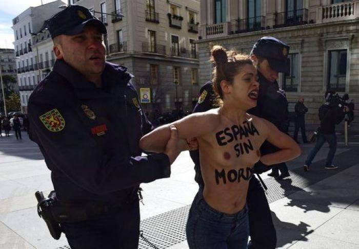 Femen protesta frente al Congreso contra la 'Ley Mordaza' (FOTOS)