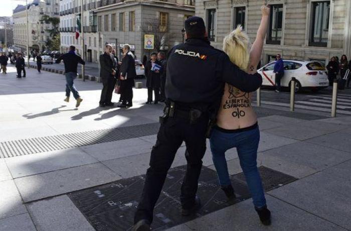 Femen protesta frente al Congreso contra la 'Ley Mordaza' (FOTOS)
