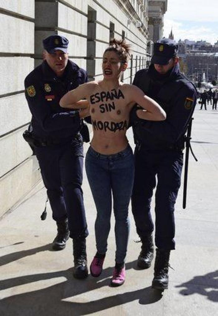 Femen protesta frente al Congreso contra la 'Ley Mordaza' (FOTOS)