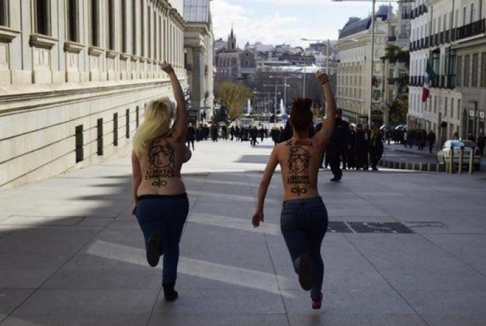 Femen protesta frente al Congreso contra la 'Ley Mordaza' (FOTOS)