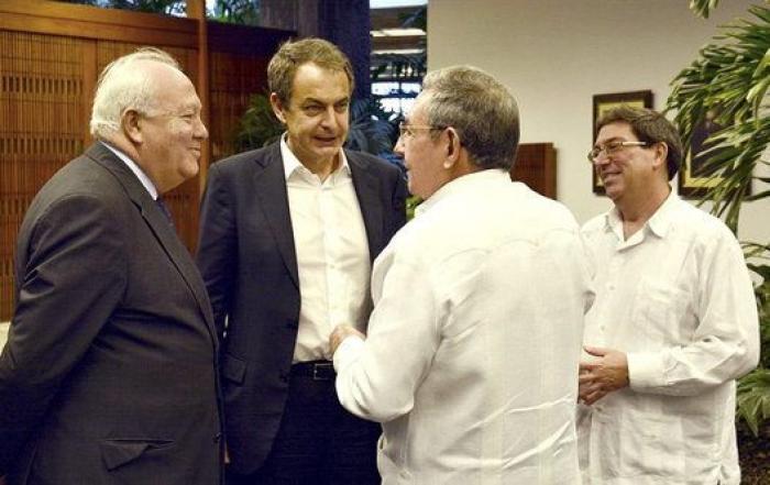 Zapatero elude el enfrentamiento con Margallo por su viaje a Cuba