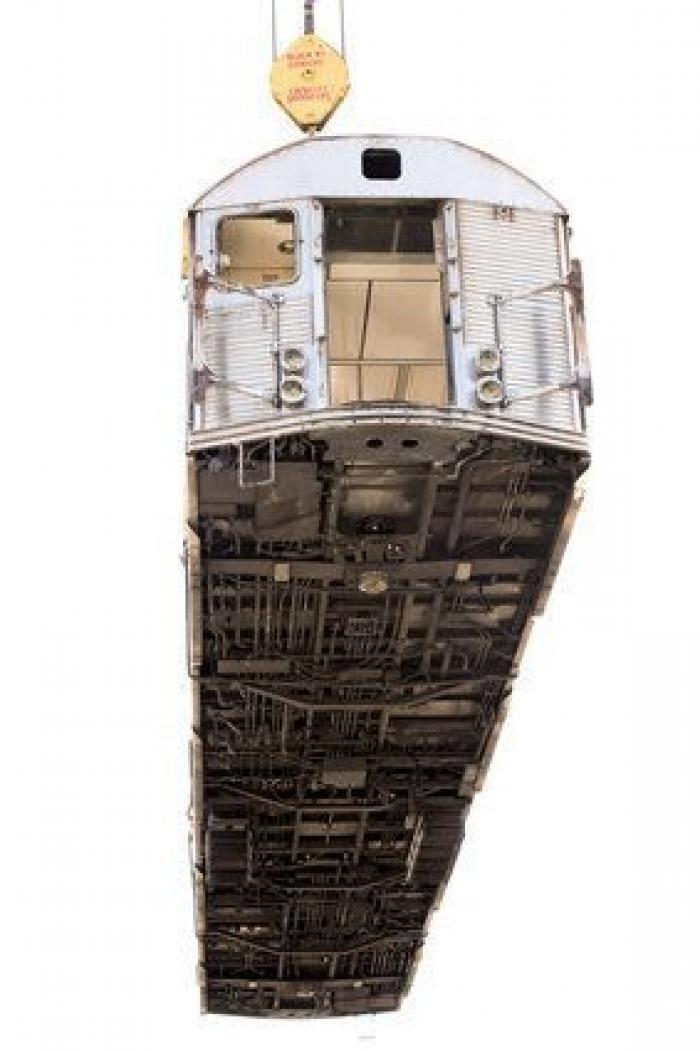 ¿Por qué arrojan vagones de metro al mar?