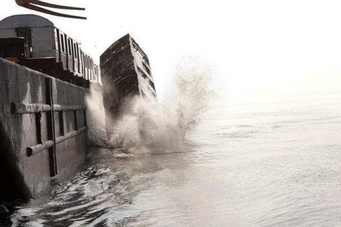 ¿Por qué arrojan vagones de metro al mar?