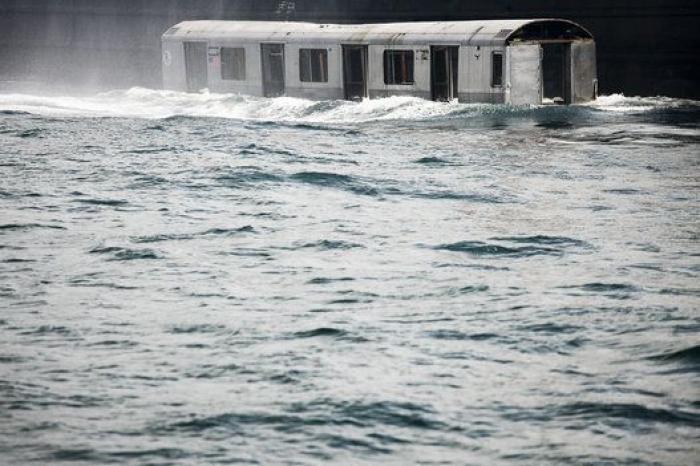 ¿Por qué arrojan vagones de metro al mar?