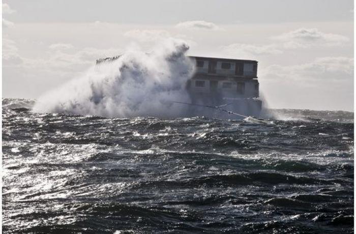 ¿Por qué arrojan vagones de metro al mar?
