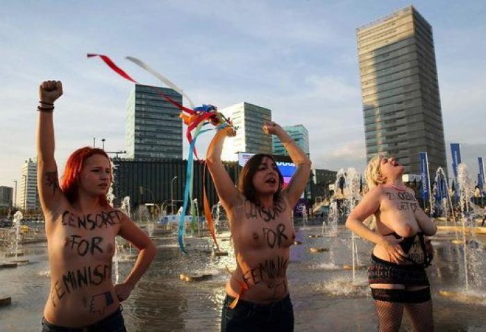 Femen le monta una protesta a Mark Zuckerberg en el Mobile World Congress Barcelona (FOTOS)