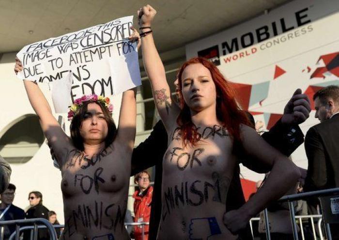 Femen le monta una protesta a Mark Zuckerberg en el Mobile World Congress Barcelona (FOTOS)