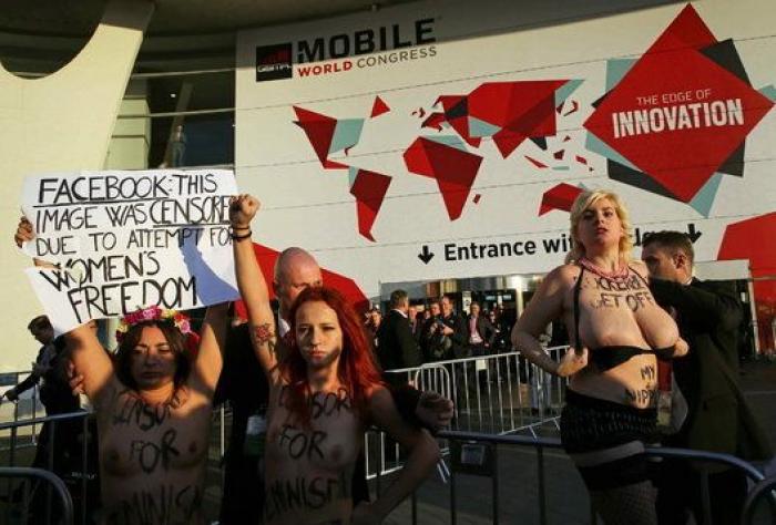 Femen le monta una protesta a Mark Zuckerberg en el Mobile World Congress Barcelona (FOTOS)