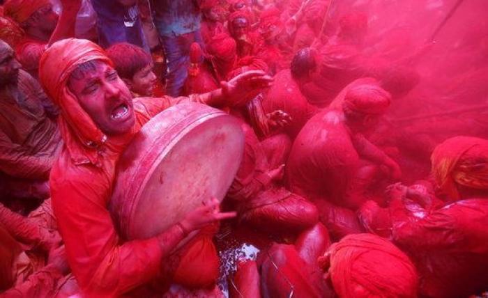 India se tiñe de colores con la fiesta de Holi (FOTOS)