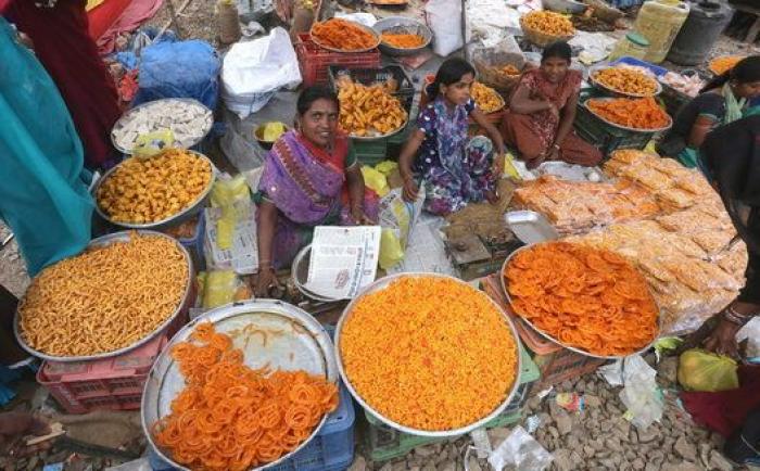 India se tiñe de colores con la fiesta de Holi (FOTOS)