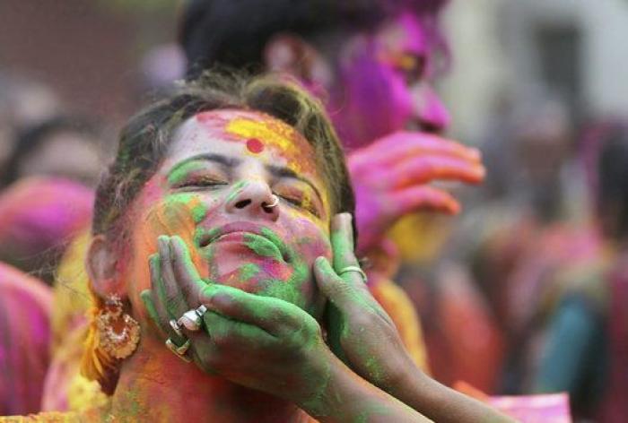India se tiñe de colores con la fiesta de Holi (FOTOS)