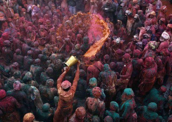 India se tiñe de colores con la fiesta de Holi (FOTOS)
