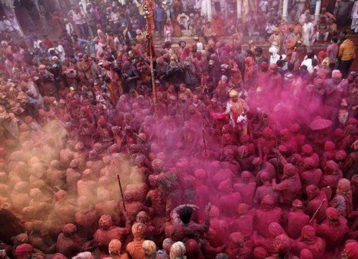India se tiñe de colores con la fiesta de Holi (FOTOS)