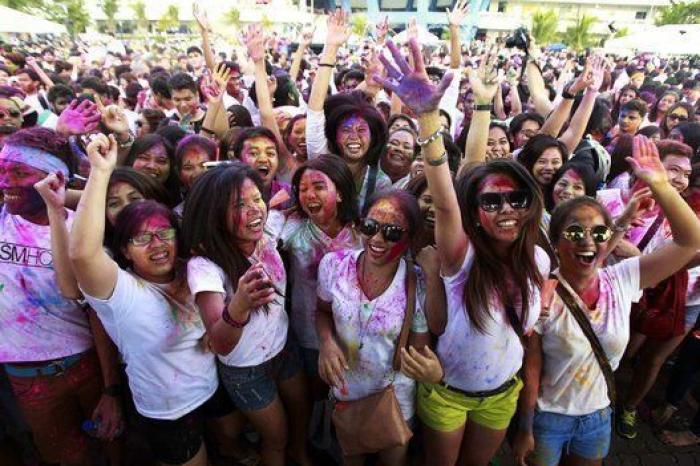 India se tiñe de colores con la fiesta de Holi (FOTOS)