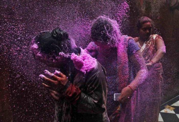India se tiñe de colores con la fiesta de Holi (FOTOS)