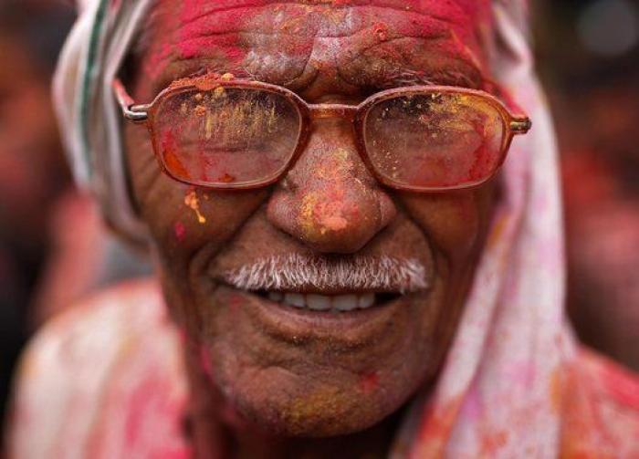 India se tiñe de colores con la fiesta de Holi (FOTOS)
