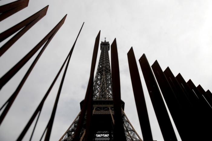 La Torre Eiffel se protege con un nuevo perímetro de hierro y vidrio