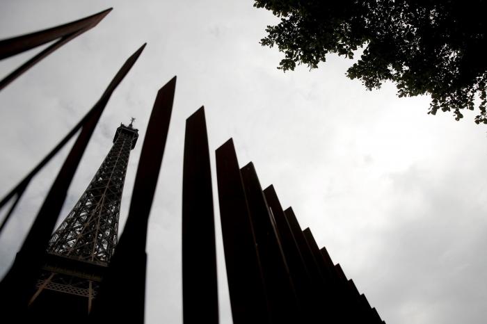 La Torre Eiffel se protege con un nuevo perímetro de hierro y vidrio
