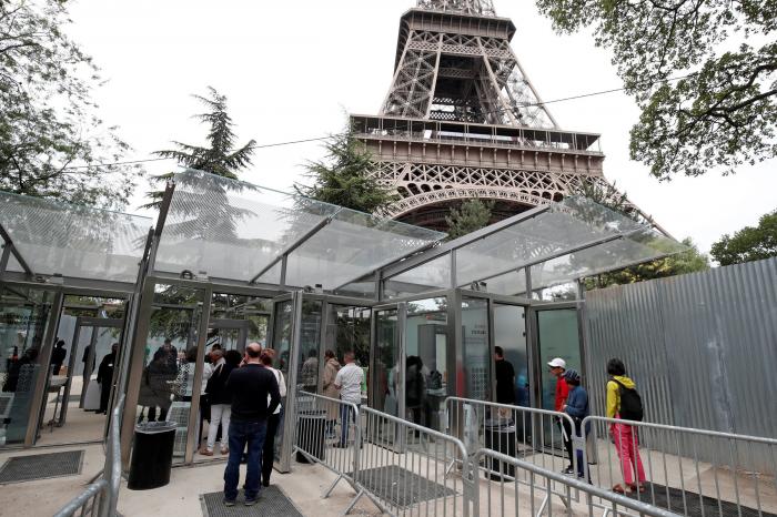 La Torre Eiffel se protege con un nuevo perímetro de hierro y vidrio