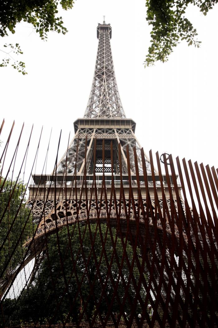 La Torre Eiffel se protege con un nuevo perímetro de hierro y vidrio