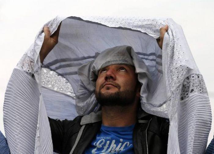 Hombres afganos se manifiestan en burka por los derechos de las mujeres: "Es como una prisión"