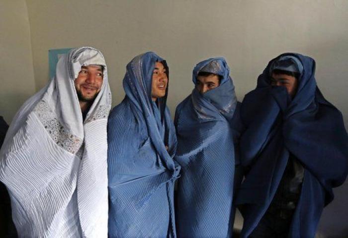 Hombres afganos se manifiestan en burka por los derechos de las mujeres: "Es como una prisión"