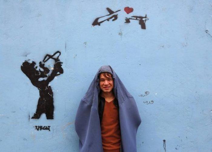 Hombres afganos se manifiestan en burka por los derechos de las mujeres: "Es como una prisión"