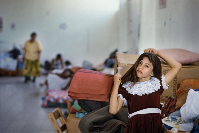 90 fotos, 25 conflictos y siempre la mujer en la diana: la mirada de Gervasio Sánchez