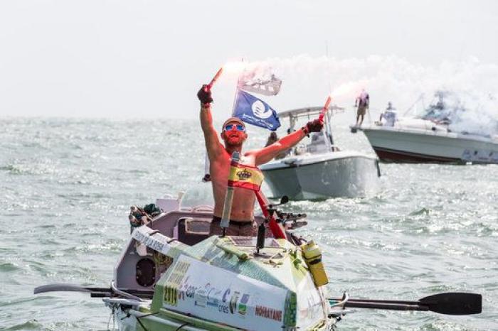 Españoles que han cruzado el Atlántico a remo: "En mitad del océano hay mucha vida"