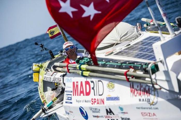 Españoles que han cruzado el Atlántico a remo: "En mitad del océano hay mucha vida"