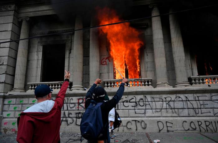 Cientos de manifestantes toman el Congreso de Guatemala y le prenden fuego
