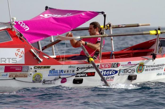 Españoles que han cruzado el Atlántico a remo: "En mitad del océano hay mucha vida"