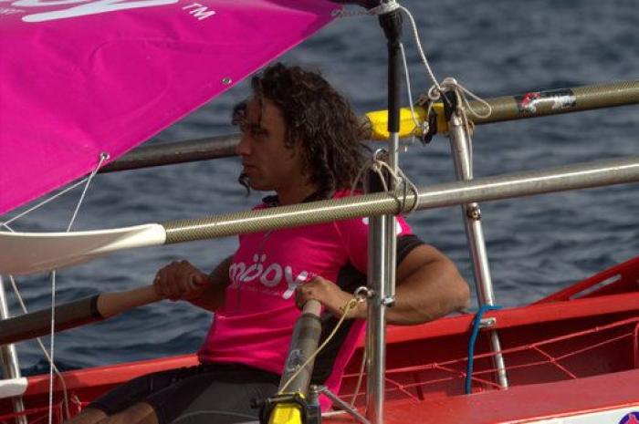 Españoles que han cruzado el Atlántico a remo: "En mitad del océano hay mucha vida"